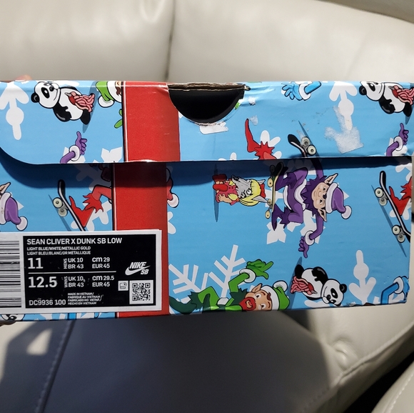 I don\'t fit the shoes. Selling size 11\'s main image 11